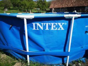 piscina pentru curte intex